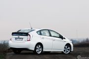 4toyota Prius 1.8hsd Prestige Fl Vs Toyota Yaris Hybrid 100 Dynamic 180x120