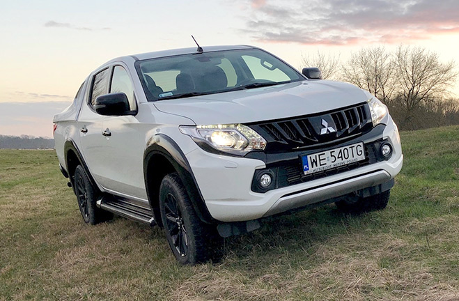 Mitsubishi L200 Black Edition Inside 3