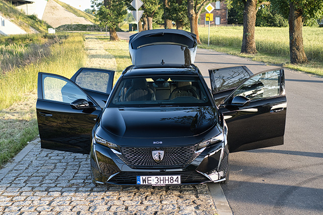 Peugeot 308 SW GT Hybrid 2025 12