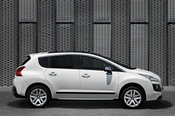 Peugeot 3008 HYbrid4 7 360x240