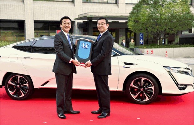 Honda-Delivers-first-Clarity-Fuel-Cell