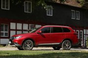 Mitsubishi Outlander 2017 40 180x120