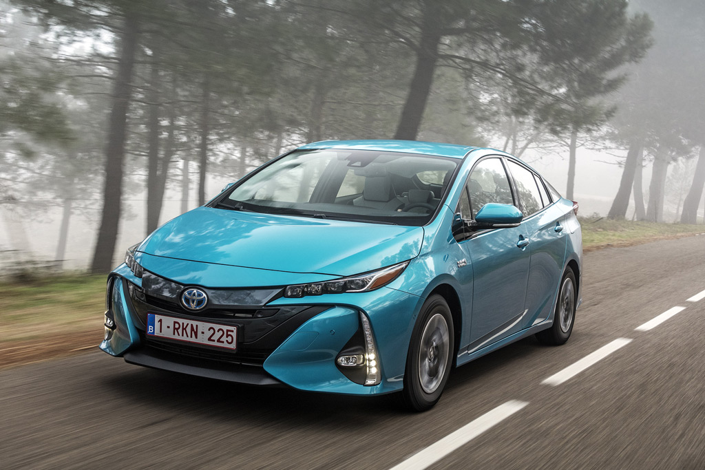 large 2017-prius-phv-aqua-dynamic-01