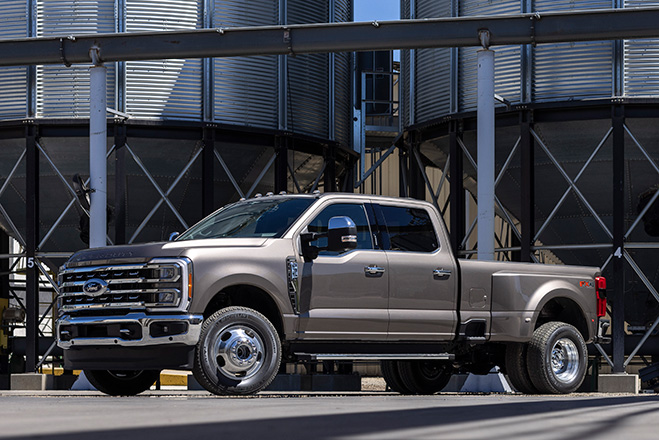 2023 Ford Super Duty F 350 Lariat 01