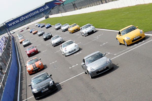 Parada modeli Nissan Z na torze Silverstone 1