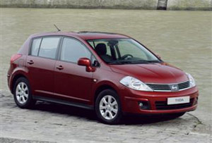 Nissan Tiida na fali 1