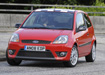 Ford Fiesta z szachownic na dachu