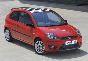 Ford Fiesta z szachownic na dachu 1