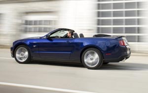 Ford Mustang Cabrio 2010 bardziej drapieny 2