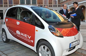 Ksi Albert II w Mitsubishi i MIEV 1