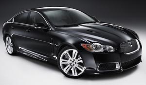 Jaguar XFR taszy od BMW M5 1