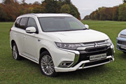 Mitsubishi Outlander PHEV nadal utrzymuje przewag