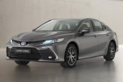 Odwieona Toyota Camry Hybrid