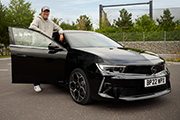 Jurgen Klopp odbiera nowego Opla Astr plug-in-hybrid