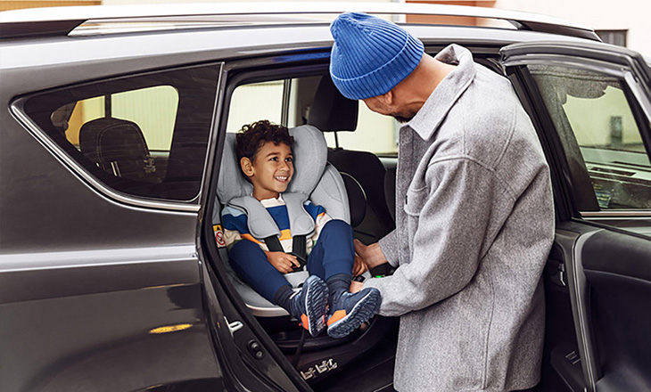 Foteliki samochodowe obrotowe