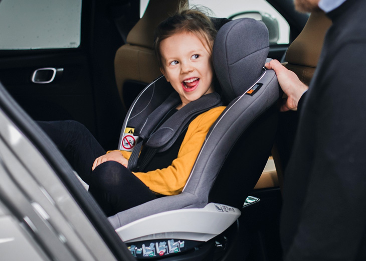 Foteliki samochodowe obrotowe