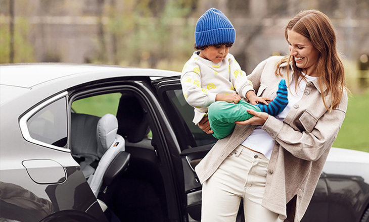 Foteliki samochodowe obrotowe