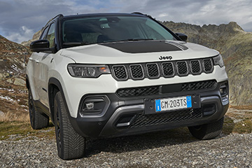 Jeep Compass 4xe gotowy na sezon narciarski w Valais