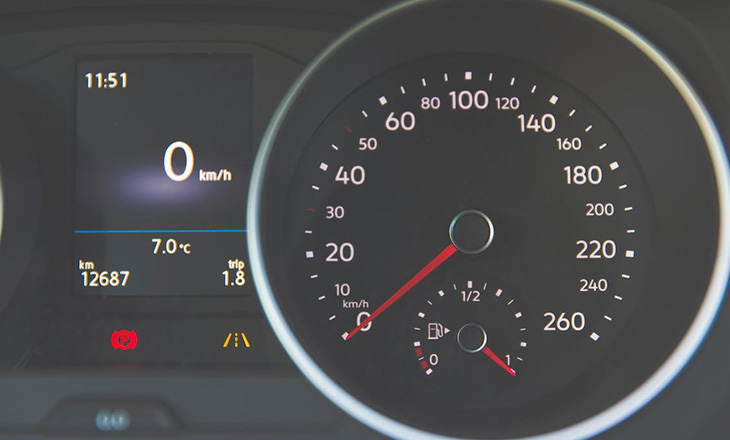 wskaźnik paliwa i prędkościomierz w samochodzie