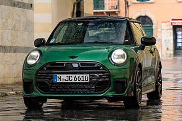 Nowe MINI Cooper S w linii stylistycznej JCW