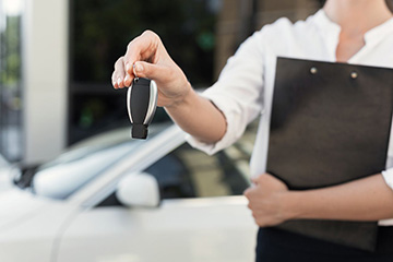 Dobry salon samochodowy - co powinien oferowa profesjonalny dealer?