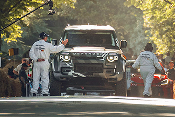 Najnowszy prototyp Defendera Dakar D7X-R na synnej trasie Hillclimb