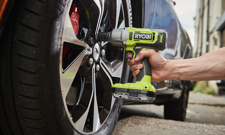 Akumulatorowy klucz RYOBI w trakcie dokręcania śrub w kole