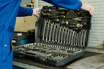 Narz�dzia do warsztatu -  jak wyposa�y� przestrze� robocz� dla maksymalnej efektywno�ci?