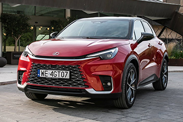 Lexus LBX zdominowa� segment B-SUV Premium