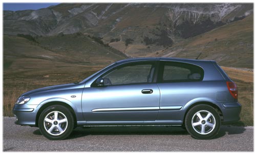 Nissan Almera hatchback '2000