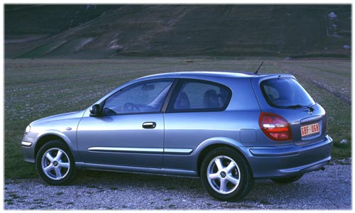 Nissan Almera hatchback '2000